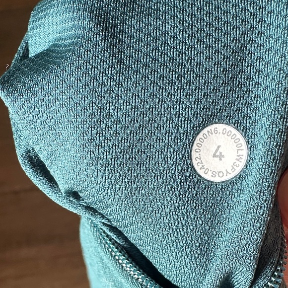 lululemon athletica green / teal Long Sleeve Top with pocket - Picture 4 of 4